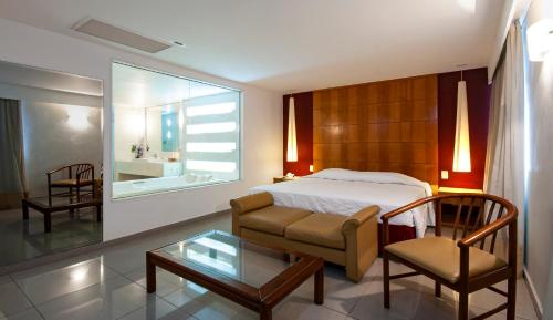 里约热内卢科帕卡瓦纳大西洋酒店的一间卧室配有一张床、一把椅子和一张桌子