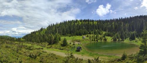 AndrijevicaKOLIBA Marijanović的山中一个大型的翠绿湖