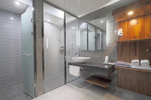 釜山HOTEL YUNA Business的一间带水槽和淋浴的浴室