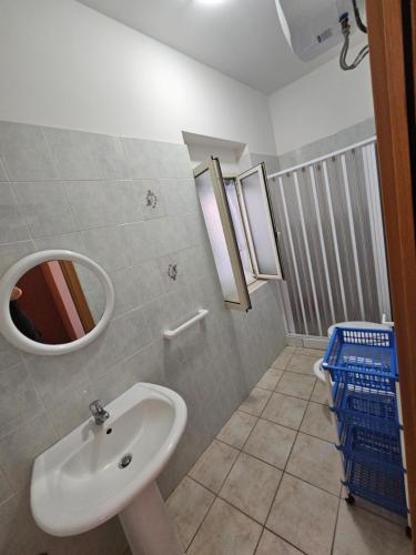 佩斯基奇Casa vacanze Leonardo的一间带水槽和镜子的浴室