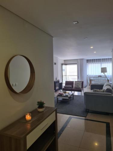波瓦-迪瓦尔津BRISA MAR的客厅配有镜子和沙发