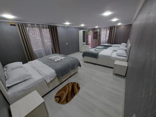 阿哈尔齐赫Hotel Rabat Castle的一间带两张床的卧室