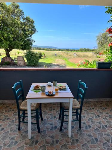 康特港格拉齐亚诺芭芭拉农家乐的白色的桌椅,享有田野的景色