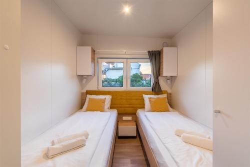 苏科尚Giardino Sukošan - new mobile houses in olive garden, EV plug-in station的小型客房 - 带2张床和窗户