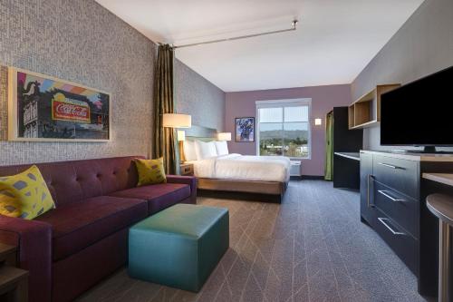 佩塔卢马Home2 Suites By Hilton Petaluma的酒店客房设有一张沙发和一张床