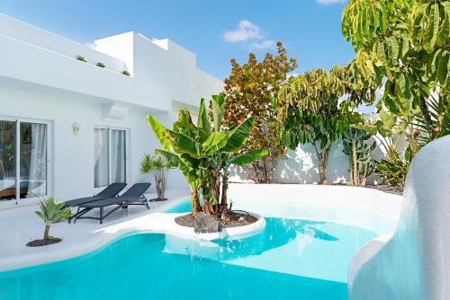 科拉雷侯Villas Veaco Bahiazul with private pool的别墅 - 带树木和植物的游泳池