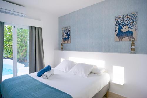 科拉雷侯Villas Veaco Bahiazul with private pool的卧室配有白色的床和窗户。