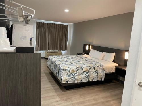丘拉维斯塔圣地亚哥南湾戴斯酒店的酒店客房带一张床和一个厨房