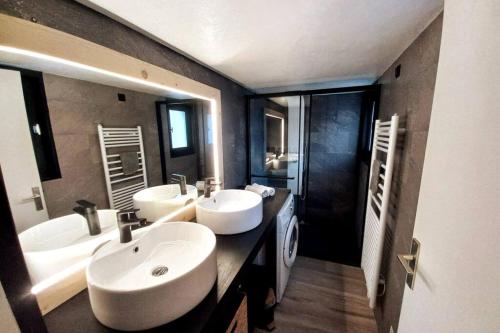 布拉芒Gîte 14 pers LesOursFanfarons spacieux chaleureux的一间带两个盥洗盆和大镜子的浴室