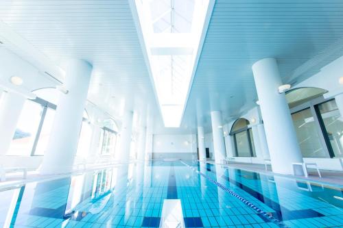 宫崎宫崎ANA假日酒店的一座蓝色瓷砖的游泳池