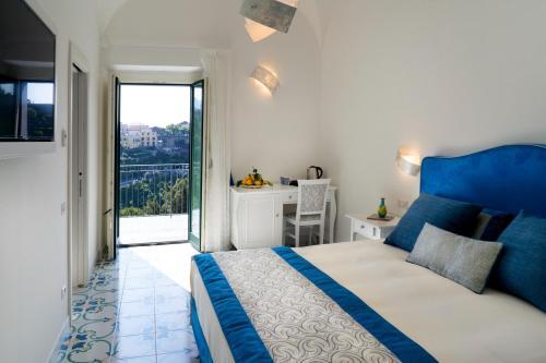 斯卡拉Residence Villa Ruocco的卧室配有蓝色和白色的床和阳台。