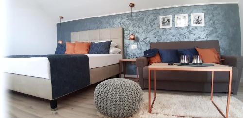 莫鲁纳特Villa Ana Apartments的一间卧室配有一张床和一张桌子