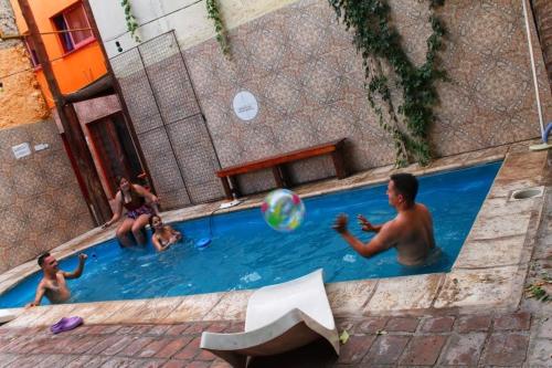 门多萨Hostel Int Mendoza的一群人在游泳池玩耍
