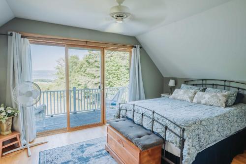 哈蒙兹波特Charming Hammondsport Home with Lake Views and Pool!的一间卧室设有一张床和一个大窗户