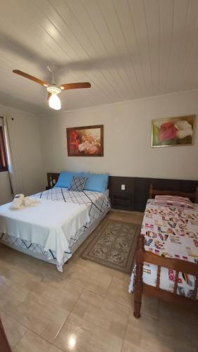 萨纳Pousada Sítio Val Paraíso的一间卧室设有两张床和天花板
