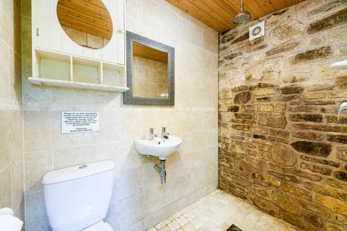 SistonBramley Barn near Bath + Hot tub的一间带卫生间和水槽的浴室