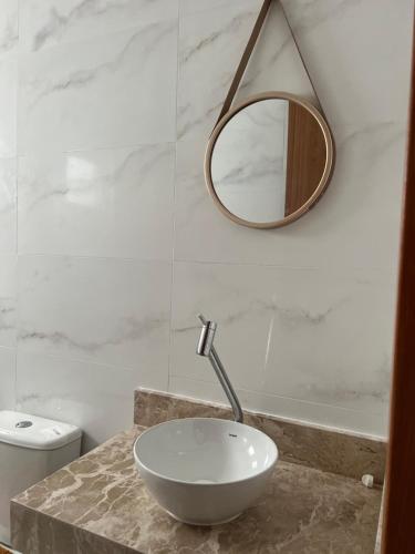 康德Carapibus casa de praia 02的一间带碗水槽和镜子的浴室