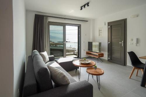 卡尔扎迈纳Sandy feet comfort suite的客厅配有沙发和桌子