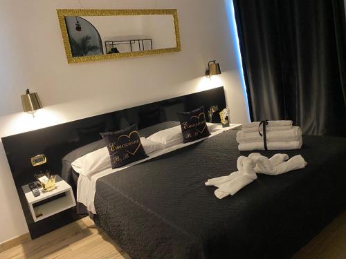 坎波巴索B&B Emozione的酒店客房,配有带毛巾的床
