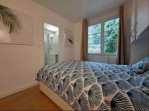 阿卡雄Vue MER/Tout à pied/Calme/Plage/ Parc Mauresque的一间卧室设有一张床和一个窗口