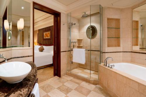 上海上海红塔豪华精选酒店的带浴缸、淋浴和盥洗盆的浴室