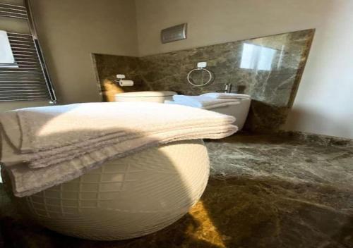 阿格里真托Luxor Home Vista incantevole的一间带卫生间、水槽和镜子的浴室