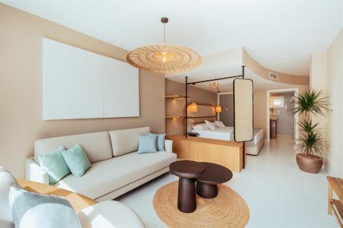 普拉亚登博萨AMA Ibiza的带沙发的客厅和卧室