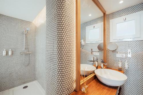 普拉亚登博萨AMA Ibiza的一间带两个盥洗盆和淋浴的浴室