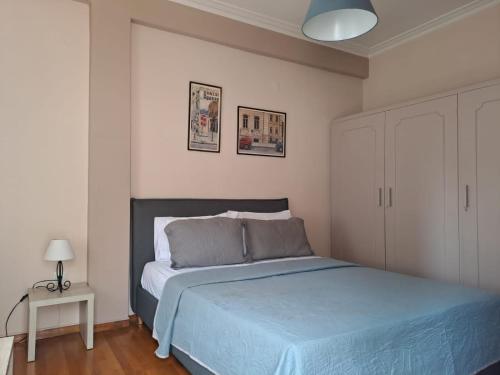 雅典Central Museum Comfort Appartment的一间卧室配有一张带蓝色棉被的床