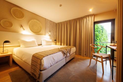 阿马马尔佛尔哥萨多罗酒店的酒店客房设有床和窗户。