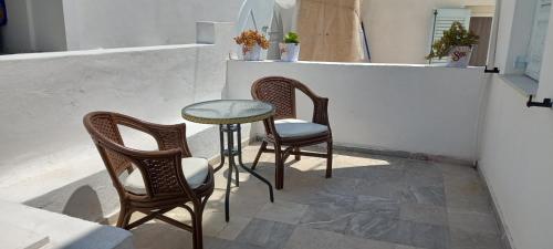 佩里萨Dimitris Studios的一张桌子和两张椅子以及一张桌子和一张桌子