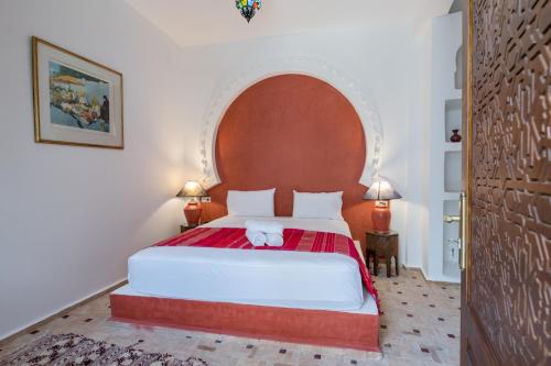 丹吉尔Riad SULTANA的一间卧室配有一张大床,拱顶