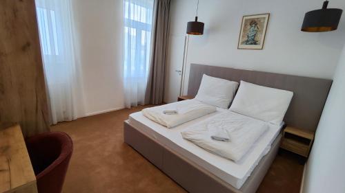 特伦钦DOHNANYI Villa by CHORS的一间卧室配有一张带两个白色枕头的床