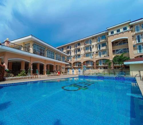 达沃市Italian Inspired Condo in Davao by AAG的酒店前方的大型游泳池