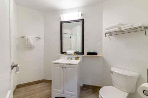 布伦瑞克贝斯特韦斯特布伦瑞克酒店的白色的浴室设有卫生间和镜子