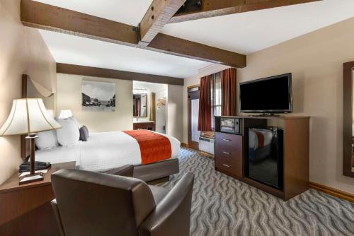 杜兰戈加里奥格兰德贝斯特韦斯特酒店的配有一张床和一台平面电视的酒店客房