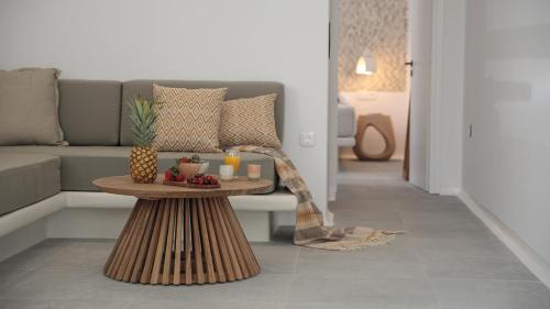 纳克索乔拉Hora Seaside Suites的客厅配有沙发和带蜡烛的桌子