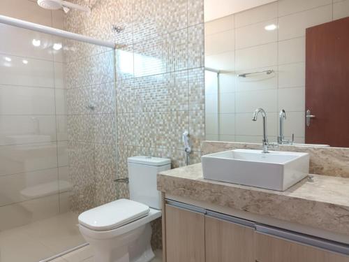 桑塔克鲁茨卡巴利亚Casa de férias do Sonho的浴室配有卫生间、盥洗盆和淋浴。