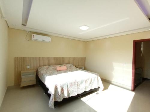 桑塔克鲁茨卡巴利亚Casa de férias do Sonho的一间卧室配有一张带白色毯子的床