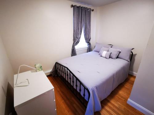 波士顿Location+Comfort+Convenience的一间小卧室,配有床和窗户