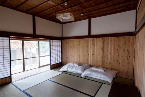 冲岛guesthouse碧的带窗户的客房内的一张床