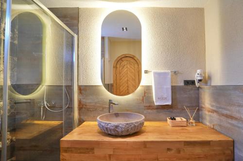 马尔马里斯Naxos Beach Hotel的一间带水槽和镜子的浴室