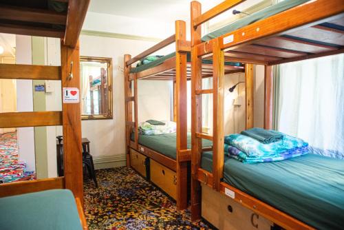 旧金山绿乌龟青年旅舍的带三张双层床和镜子的客房