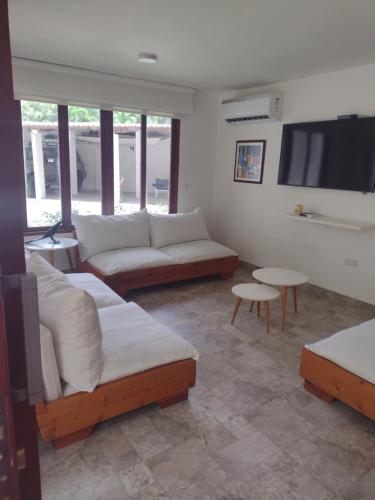 圣玛尔塔Cabañas Don Rafa Santa Marta的带沙发和平面电视的客厅