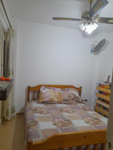 Dawwār Abū al ‘Āşīمارسيليا بيتش ١ شاليه的一间卧室配有一张床和吊扇