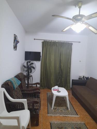 Dawwār Abū al ‘Āşīمارسيليا بيتش ١ شاليه的客厅配有沙发和桌子