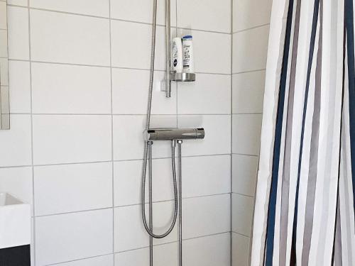 法尔雪平Holiday home FALKÖPING II的浴室内配有淋浴和头顶淋浴