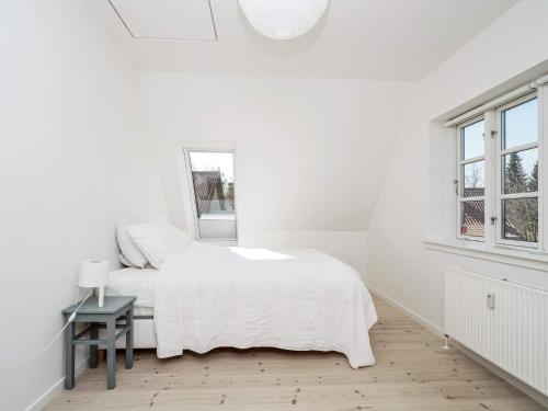 齐斯维勒莱厄Holiday home Tisvildeleje XVII的白色的卧室设有床和窗户