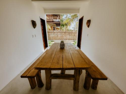 路易斯科雷亚Vila Caiada Guest House的中间的木桌