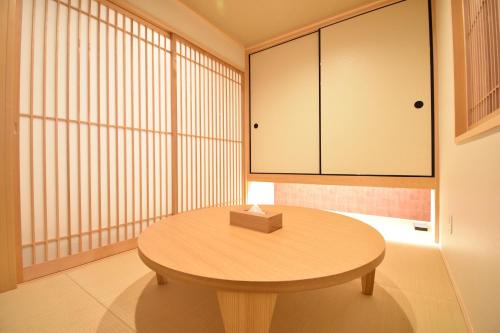 ShimmachidōriK-style Higashihonganji的一间房间,桌子上放着盒子